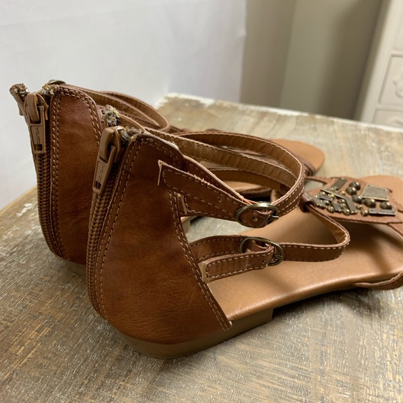 Sandals. - Picture 5 of 6